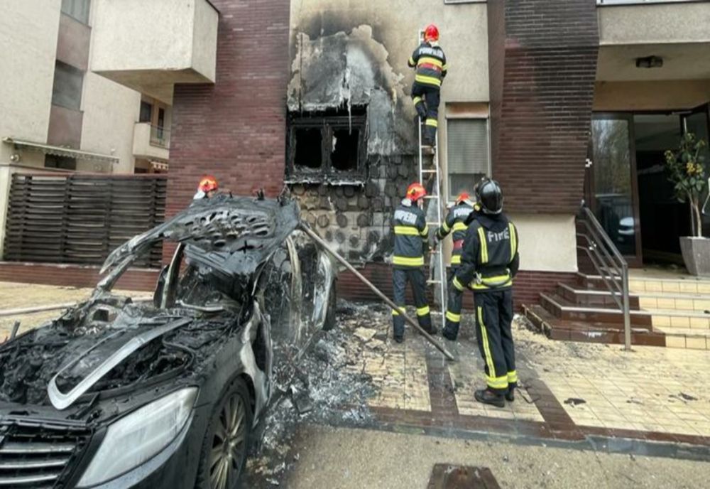 Autoturism de lux, cuprins de flăcări în Capitală! Focul s-a extins la o clădire din apropiere