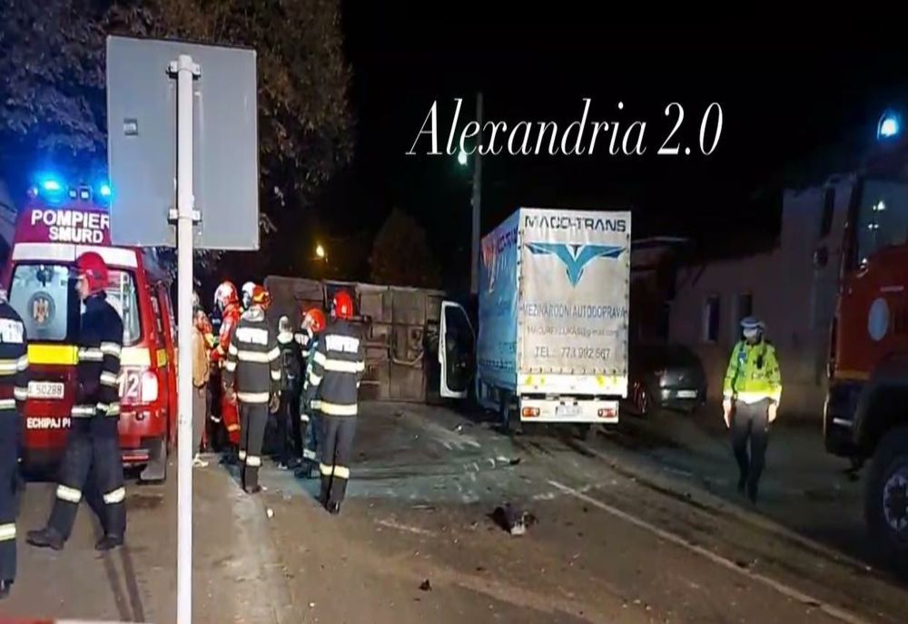 COD ROȘU în Alexandria. 13 oameni la spital, în urma unui accident de microbuz