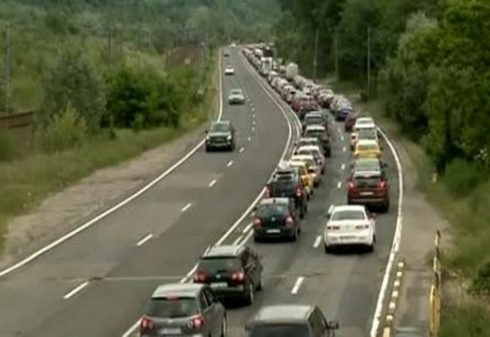 Prahova. Coloană de autovehicule pe cinci kilometri între Nistoreşti şi Comarnic