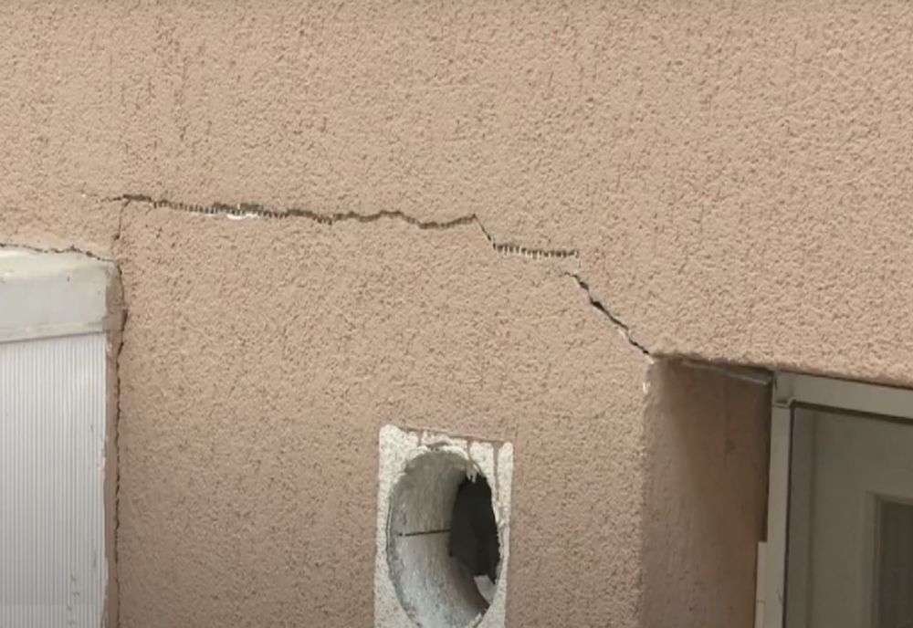 Complexul groazei de la Chiajna. Zeci de mii de euro pentru apartamente într-o șandrama plină de crăpături