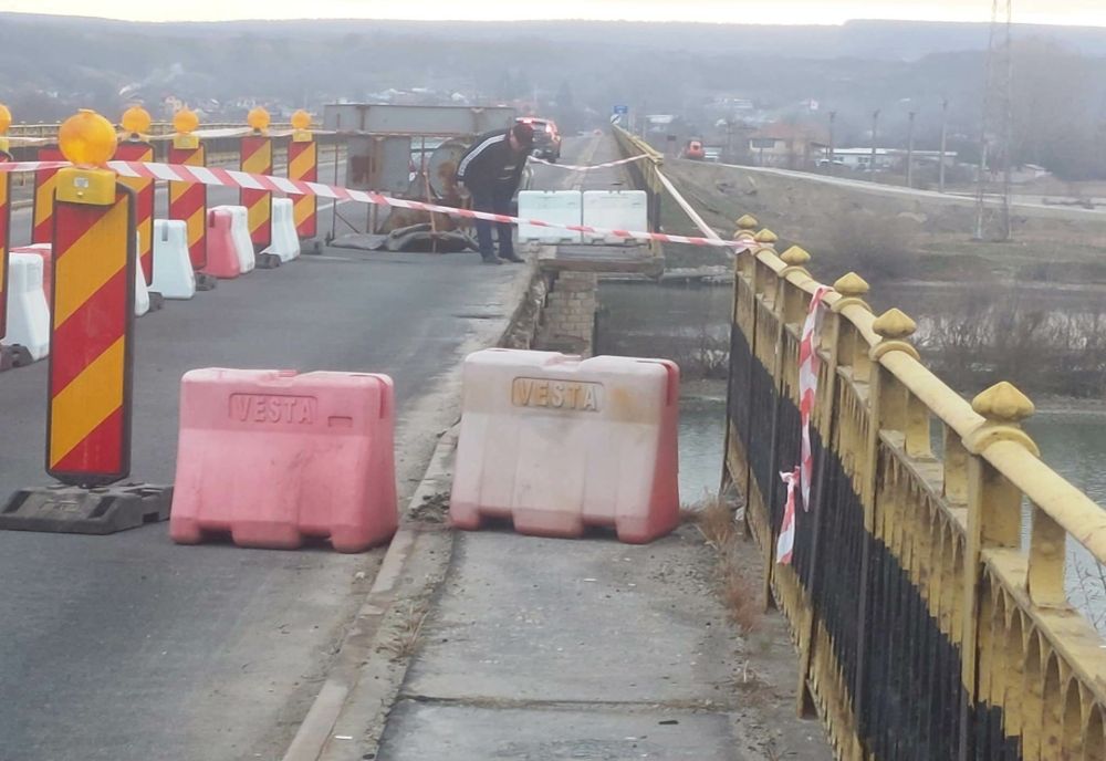 O pasarelă pietonală de pe un pod peste râul Olt s-a desprins. Trafic restricţionat între judeţele Vâlcea şi Olt