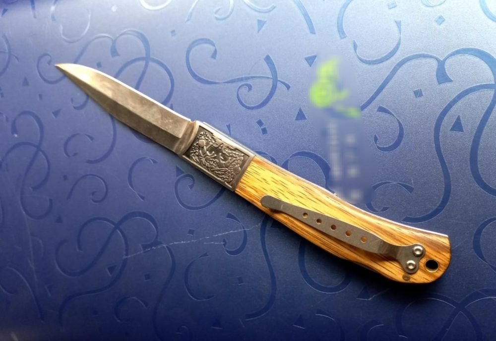 CUȚIT GĂSIT ÎNTR-O TOALETĂ A UNEI ȘCOLI DIN SECTORUL 6