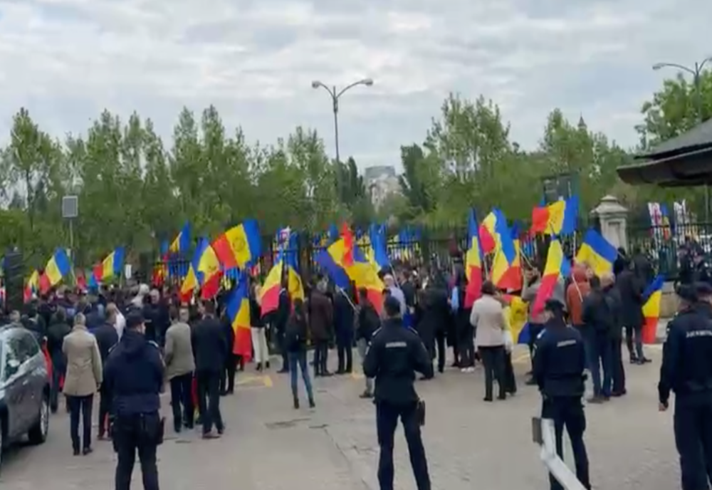 George Simion și simpatizanții săi au luat cu asalt Parlamentul. Nu sunt de acord cu legea separării copilului de familie