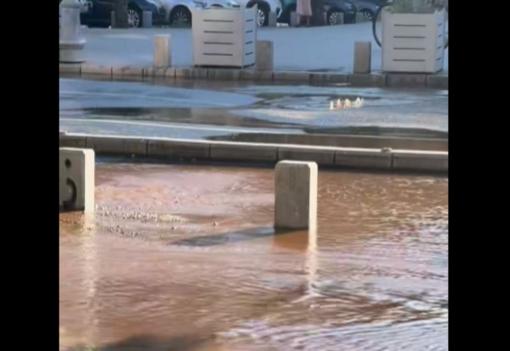 Avarie majoră în centrul Bucureștiului. O conductă de apă s-a spart și a inundat mai multe străzi