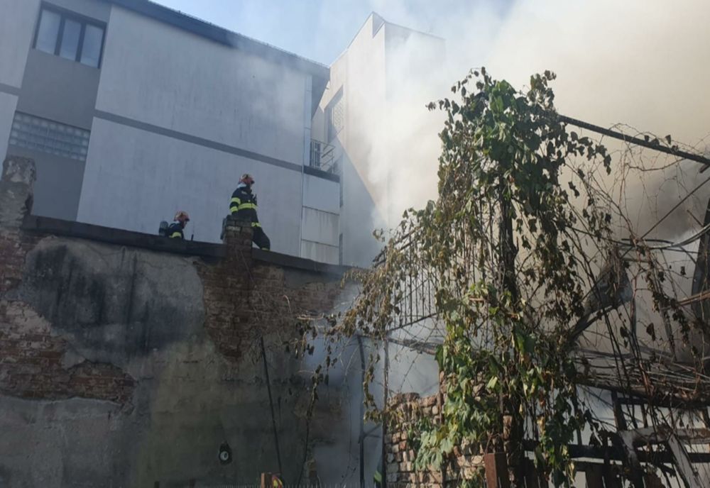 Incendiu în centrul Capitalei, în zona Pieței Victoria
