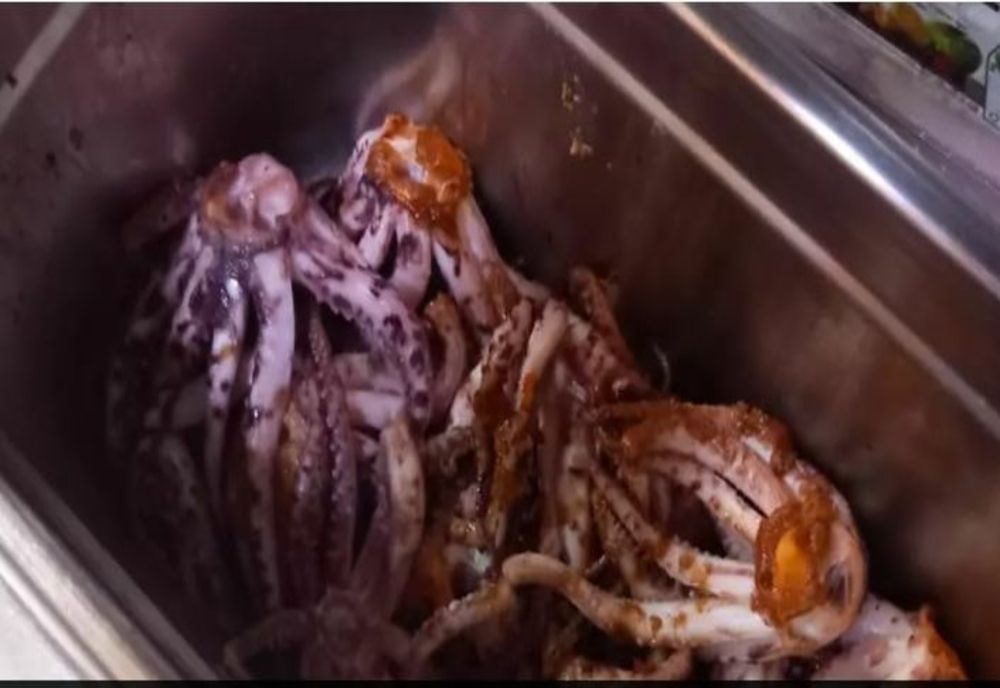 Protecţia Consumatorilor, controale la o tavernă din Herăstrău: amenzi uriașe pentru produse expirate și mizerie