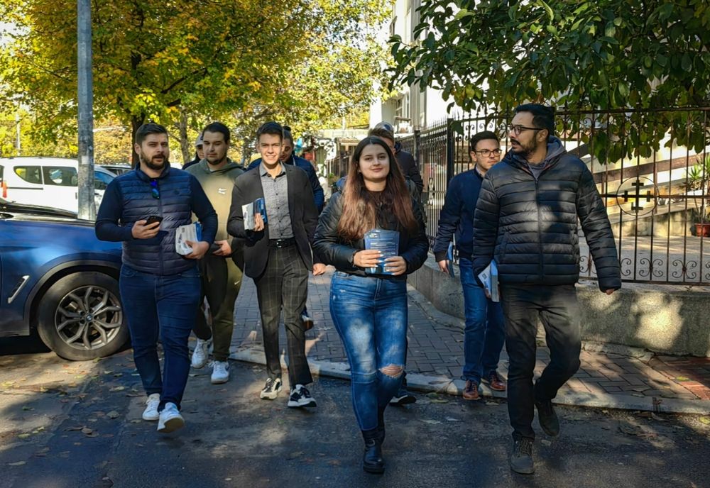  București: membrii PNL Sector 3 au strâns 20.000 de semnături pentru răscumpărarea terenului de 11 hectare din Parcul IOR