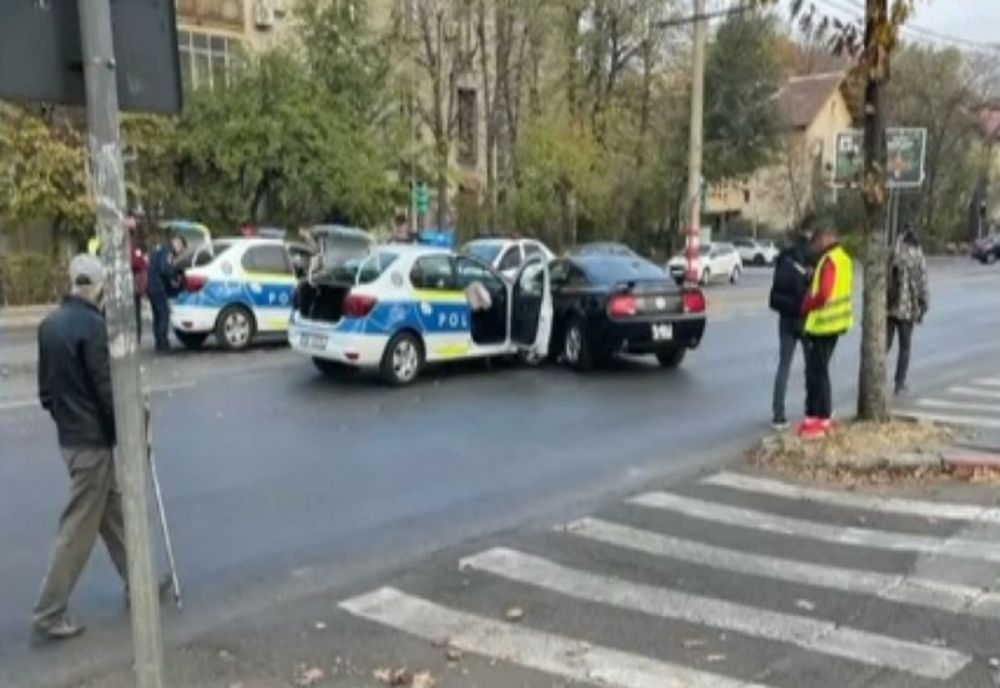 Mașină de poliție, implicată într-un accident grav, în București