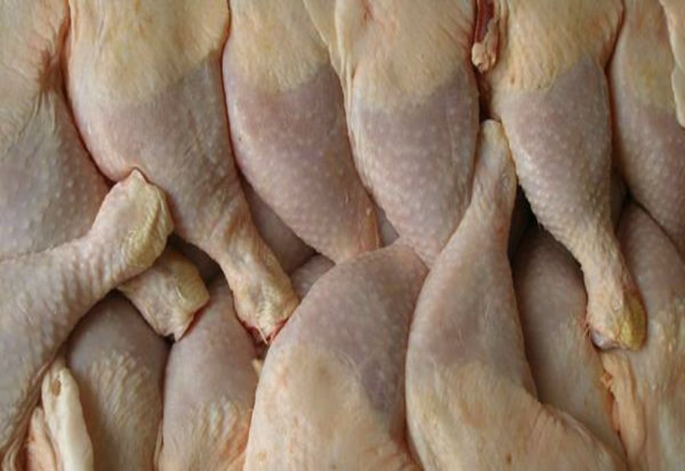 Bomba din hipermarketurile românești: pui îngălbeniți, împănați cu tulpini de sallmonela periculoase