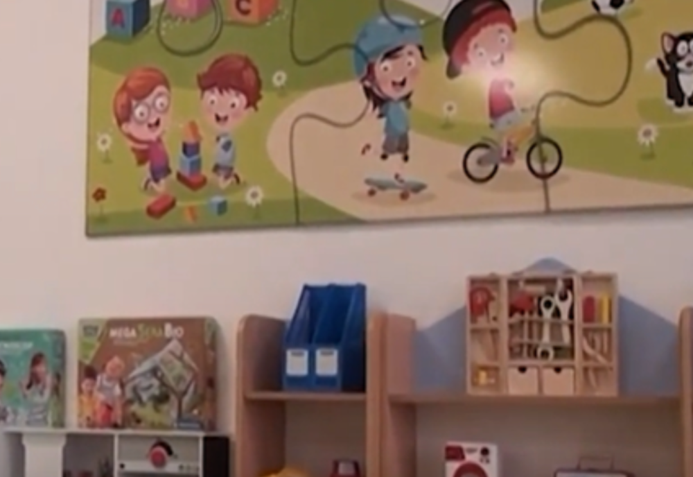 O educatoare din Bacău, înregistrată în timp ce țipă și îi amenință pe copii: Vă arunc jos de la etaj