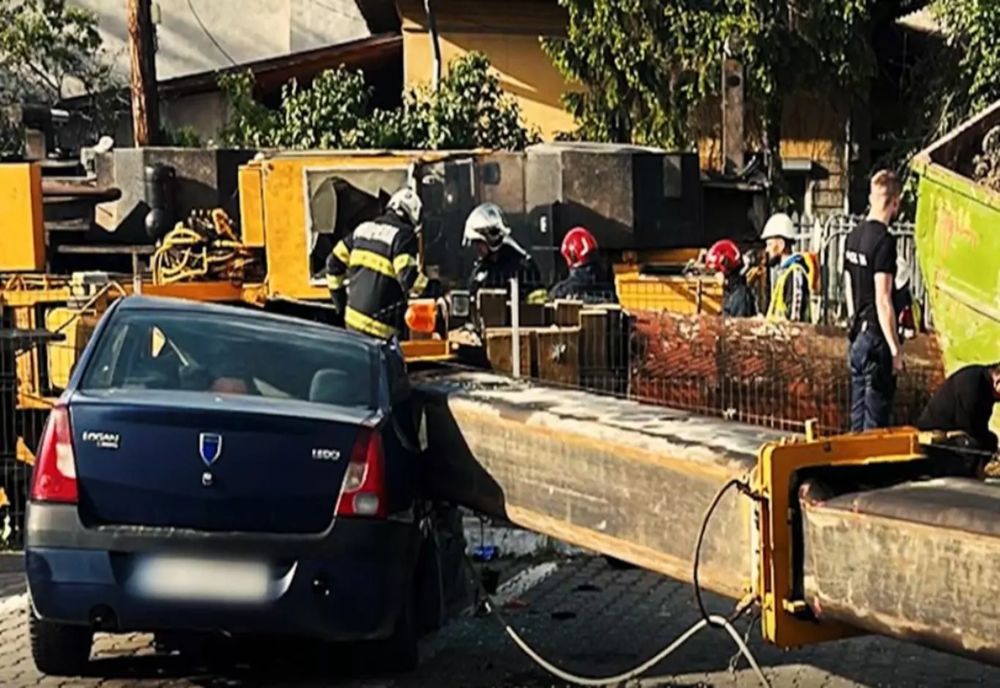 O macara a căzut peste o mașină, în Sectorul 4