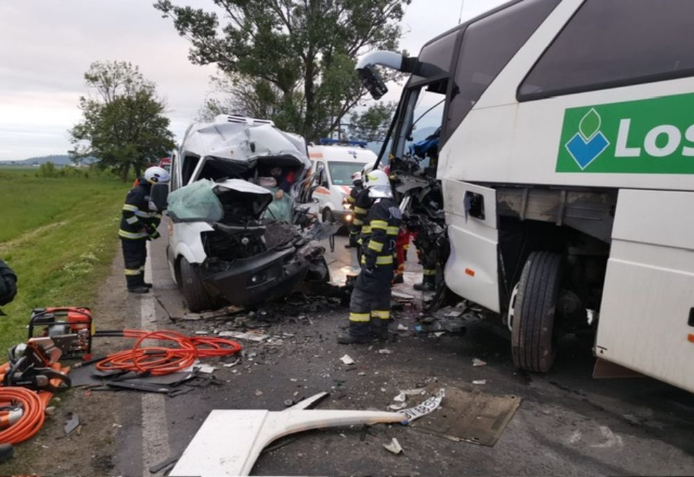 Accident mortal în zona localității Râșnov. Impact devastator între un autobuz cu pasageri și o camionetă