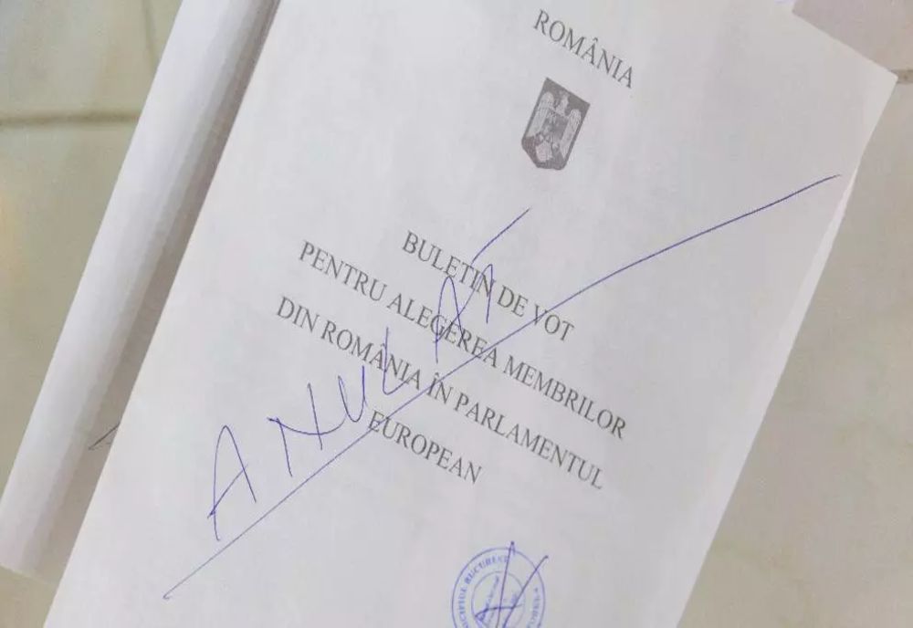 Mai multe buletine de vot deja ștampilate, descoperite într-o secție de votare din Capitală. Poliția a intrat pe fir