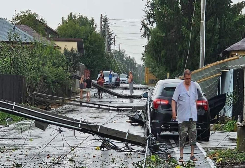 VIJELIE PUTERNICĂ ÎN ACEASTĂ SEARĂ ÎN GIURGIU. ACOPERIȘ SMULS DE VÂNT ȘI CĂZUT PESTE MAȘINI