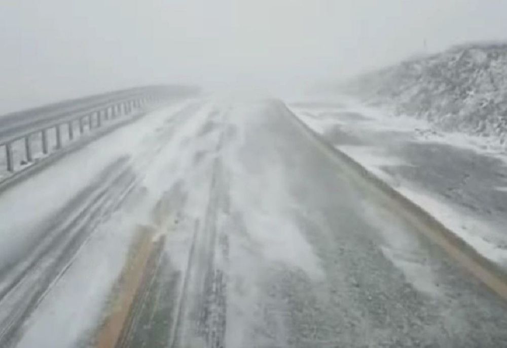 Un drum din Buzău a fost blocat din cauza zăpezii