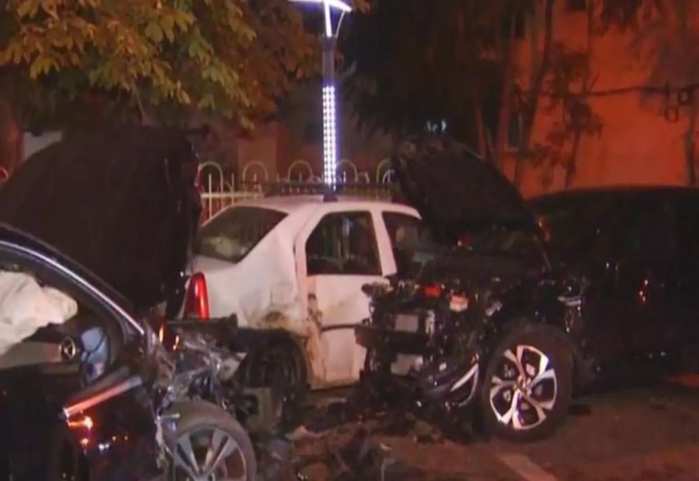 ACCIDENT GRAV ÎN SECTORUL 3 AL CAPITALEI. TÂNĂRĂ DE 17 ANI URMĂRITĂ DE POLIȚIE A PIERDUT CONTROLUL VOLANULUI ȘI A LOVIT MAI MULTE MAȘINI