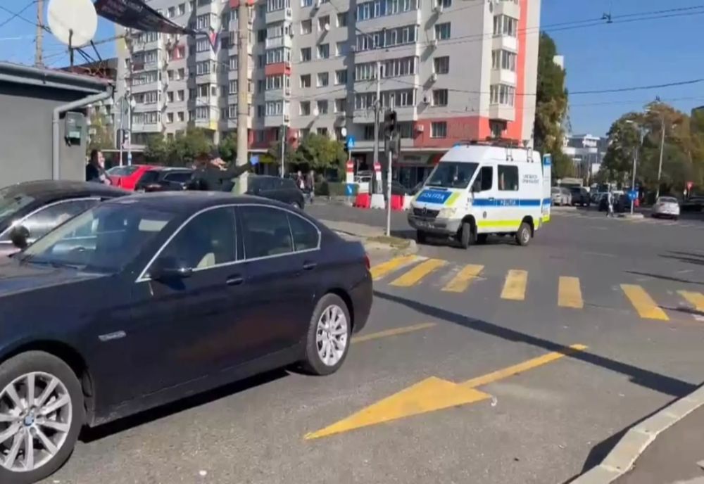 UNA DINTRE FEMEILE CARE AU ATACAT-O ÎN TRECUT PE MIRELA VAIDA S-A ARUNCAT ÎN FAȚA UNEI MAȘINI. ȘCENE ȘOCANTE ÎN BUCUREȘTI