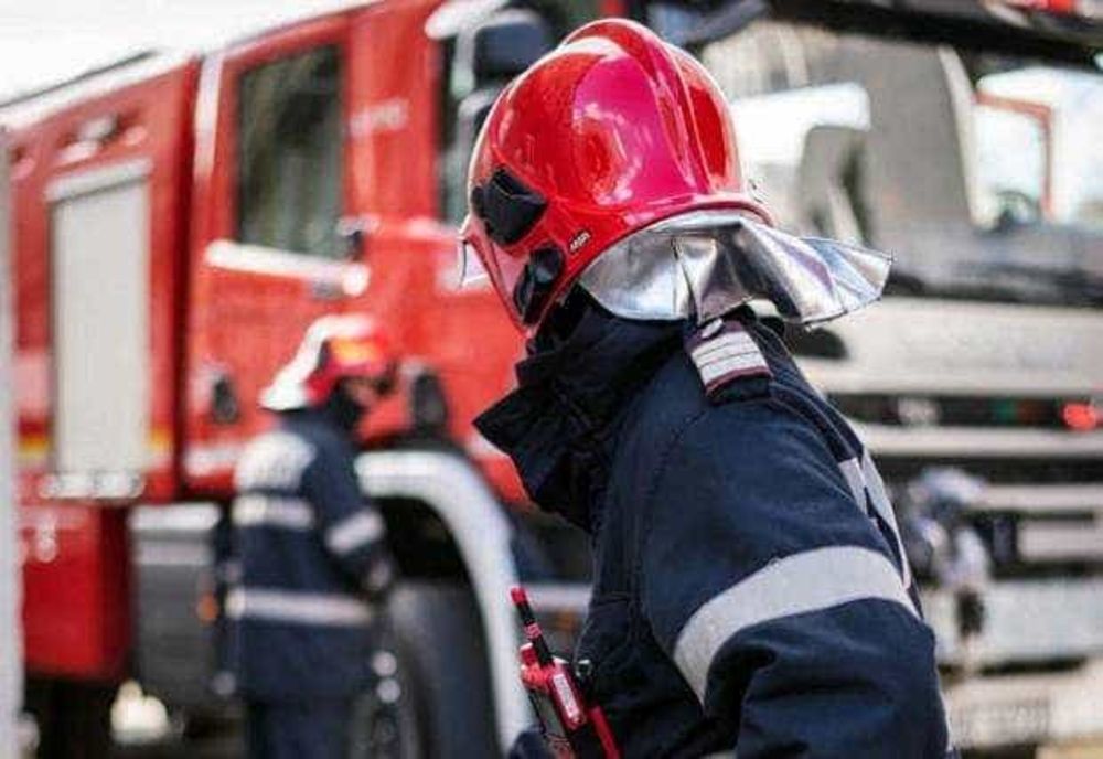 INCENDIU CU DEGAJĂRI MARI DE FUM PE UN ȘANTIER DIN BRAȘOV. LOCUITORII, SFĂTUIȚI SĂ NU DESCHIDĂ FERESTRELE