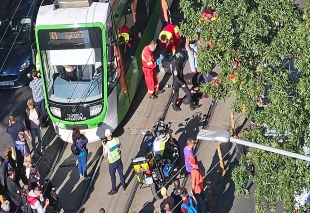 TRAGEDIE ÎN CAPITALĂ: BĂRBAT LOVIT MORTAL DE TRAMVAIUL 41 ÎN TIMP CE TRAVERSA NEREGULAMENTAR