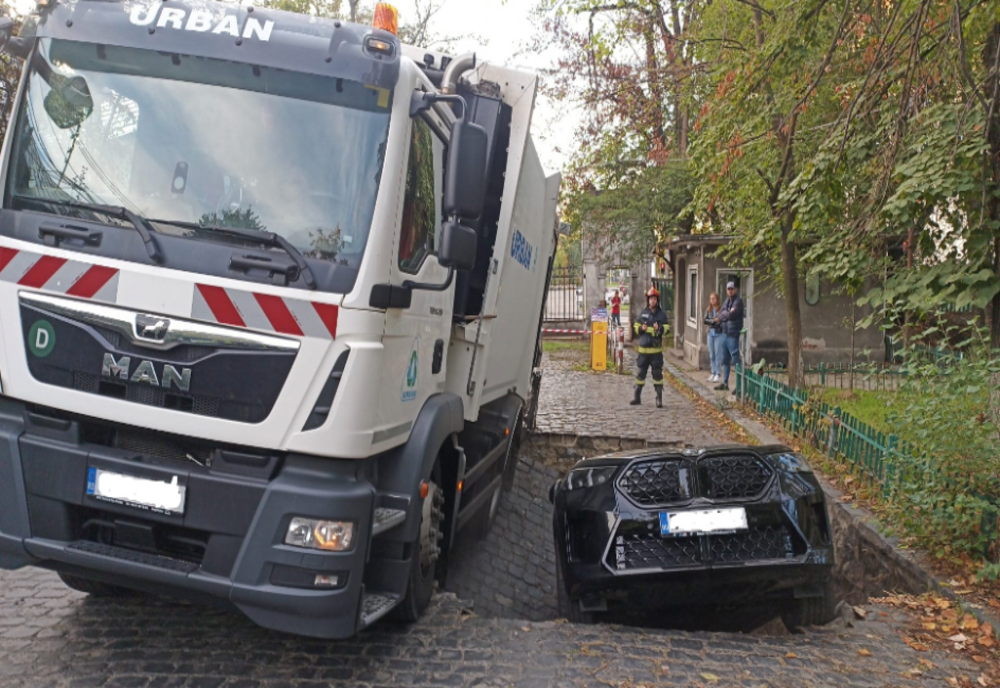 BOLID DE LUX ÎNGHIȚIT DE O GROAPĂ, PE O STRADĂ DIN APROPIEREA UNEI GRĂDINIȚE DIN BUCUREȘTI, DUPĂ CE ASFALTUL S-A SURPAT