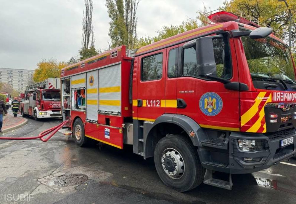 INCENDIU ÎNTR-UN APARTAMENT DIN CAPITALĂ CU DEGAJĂRI MARI DE FUM