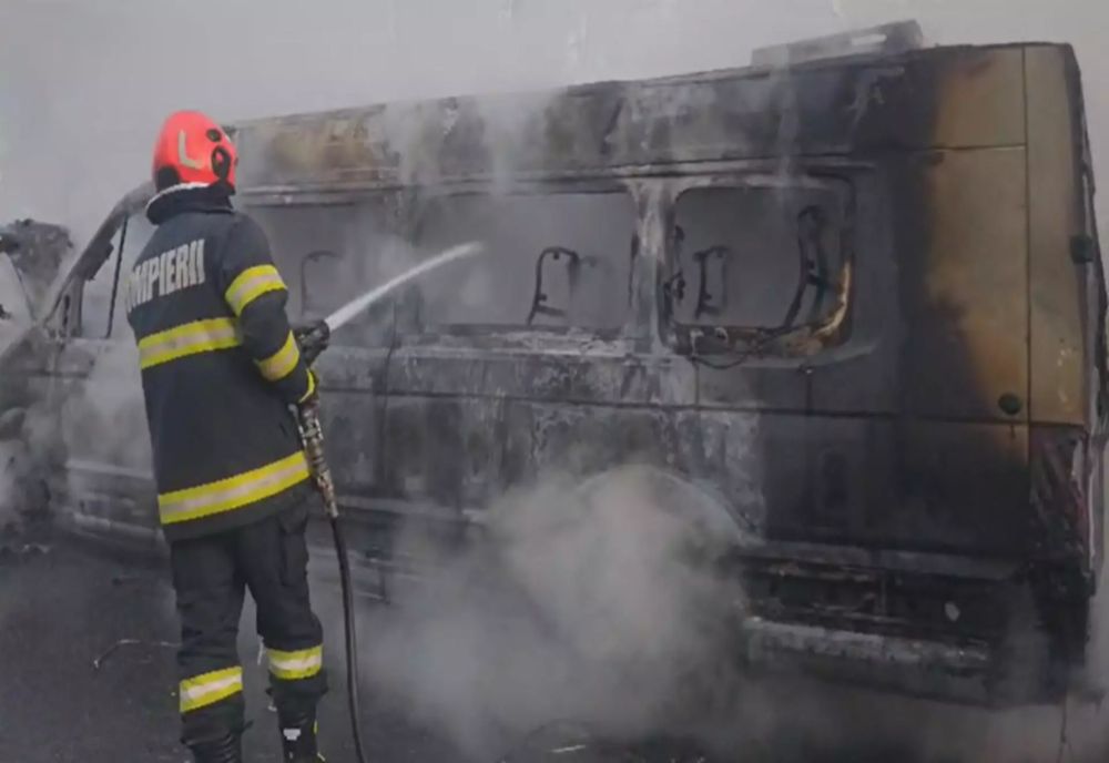 MICROBUZ CUPRINS DE INCENDIU PE UN DRUM DIN MUNICIPIUL IAȘI