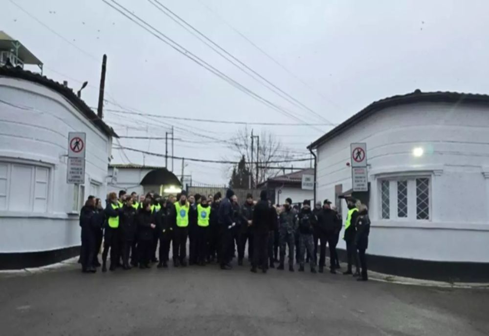 PROTEST LA PENITENCIARUL POARTA ALBĂ FAȚĂ DE ”ORDONANȚA SĂRĂCIEI”