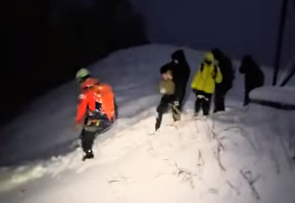 MAI MULȚI TURIȘTI BLOCAȚI PE MUNTE. PERICOL DE AVALANȘĂ