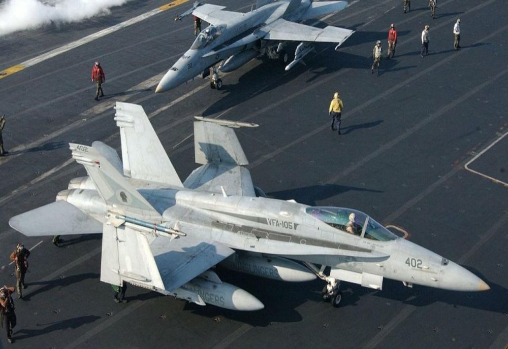 AVION DE LUPTĂ AMERICAN, DOBORÂT DIN GREȘEALĂ DE UN CRUCIȘĂTOR AMERICAN ÎN TIMPUL UNOR OPERAȚIUNI ÎN MAREA ROȘIE