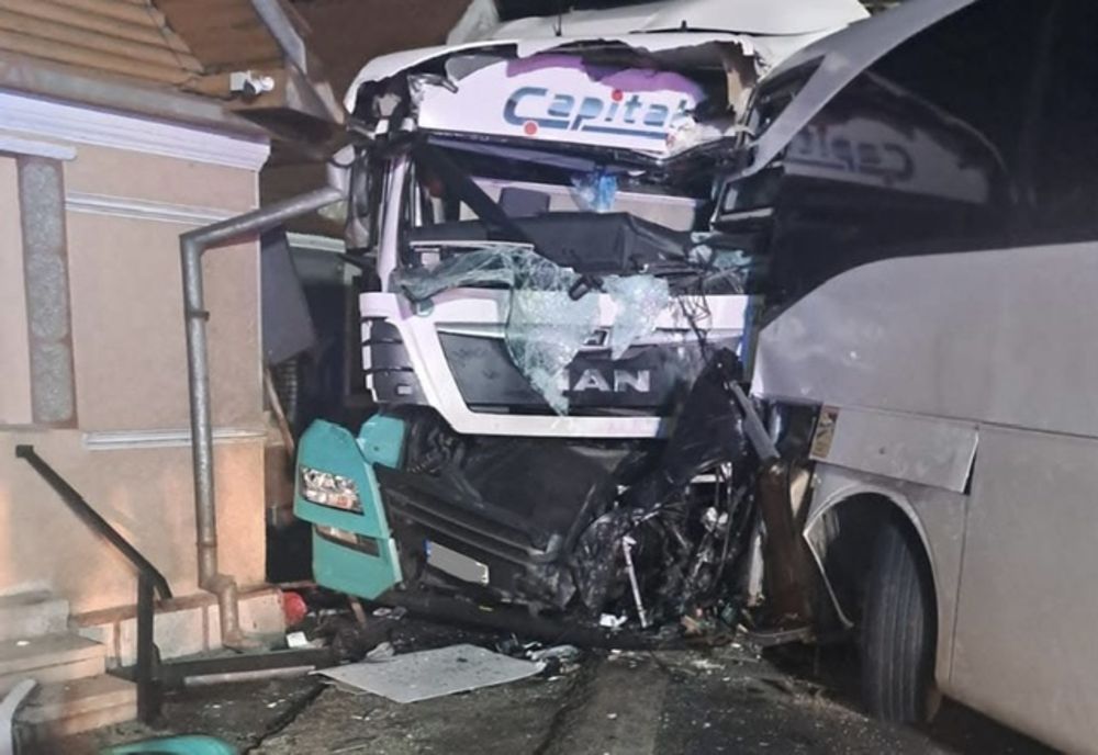 ACCIDENT GRAV PE DN1: UN MORT ȘI ȘAPTE RĂNIȚI DUPĂ COLIZIUNEA DINTRE UN AUTOCAR ȘI UN TIR