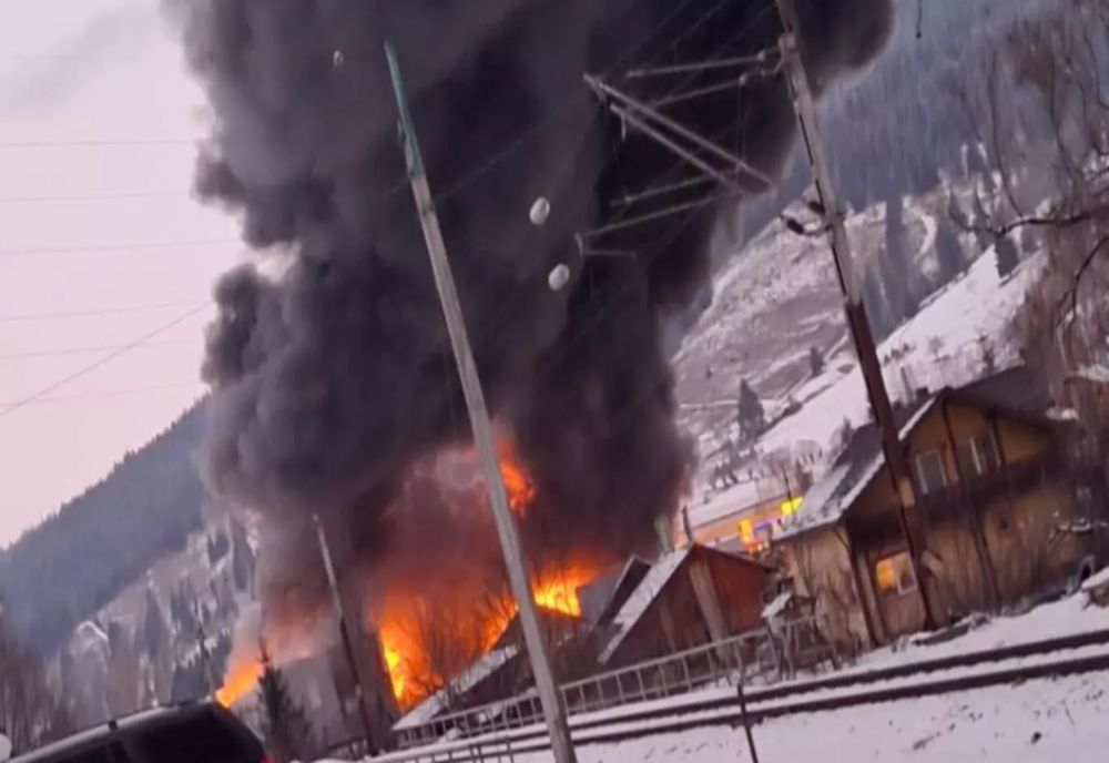 INCENDIU PUTERNIC LA UN DEPOZIT DE CAUCIUCURI ÎN JUDEȚUL SUCEAVA! A FOST EMIS UN MESAJ RO-ALERT