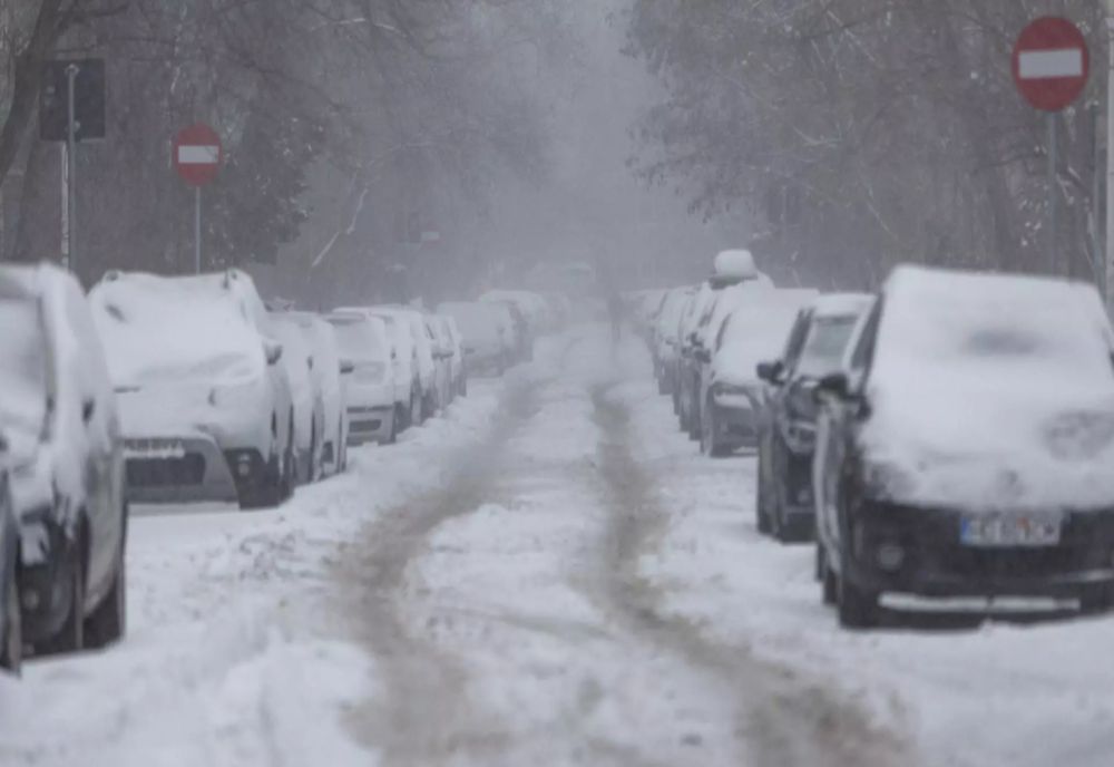 STRĂZILE DIN CEL MAI BOGAT SECTOR AL CAPITALEI, BLOCATE ÎN ZĂPADĂ ȘI GHEAȚĂ. PRIMARUL GEORGE TUȚĂ PUNE TUNURILE PE ROMPREST