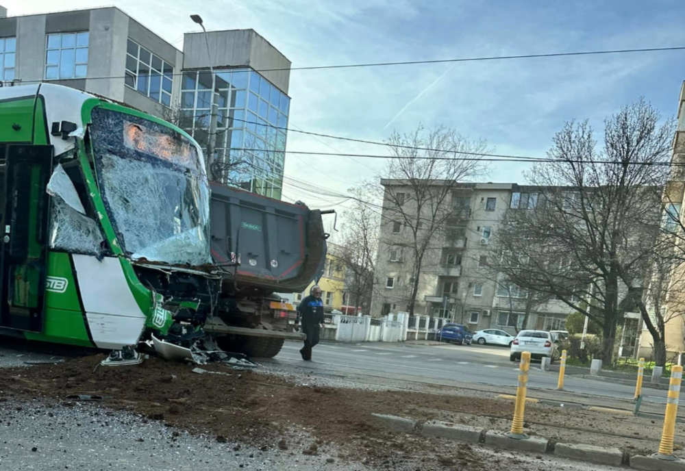 ACCIDENT GRAV PE BD. TIMIȘOARA: COLIZIUNE ÎNTRE TRAMVAI ȘI AUTOBASCULANTĂ, CIRCULAȚIA BLOCATĂ 