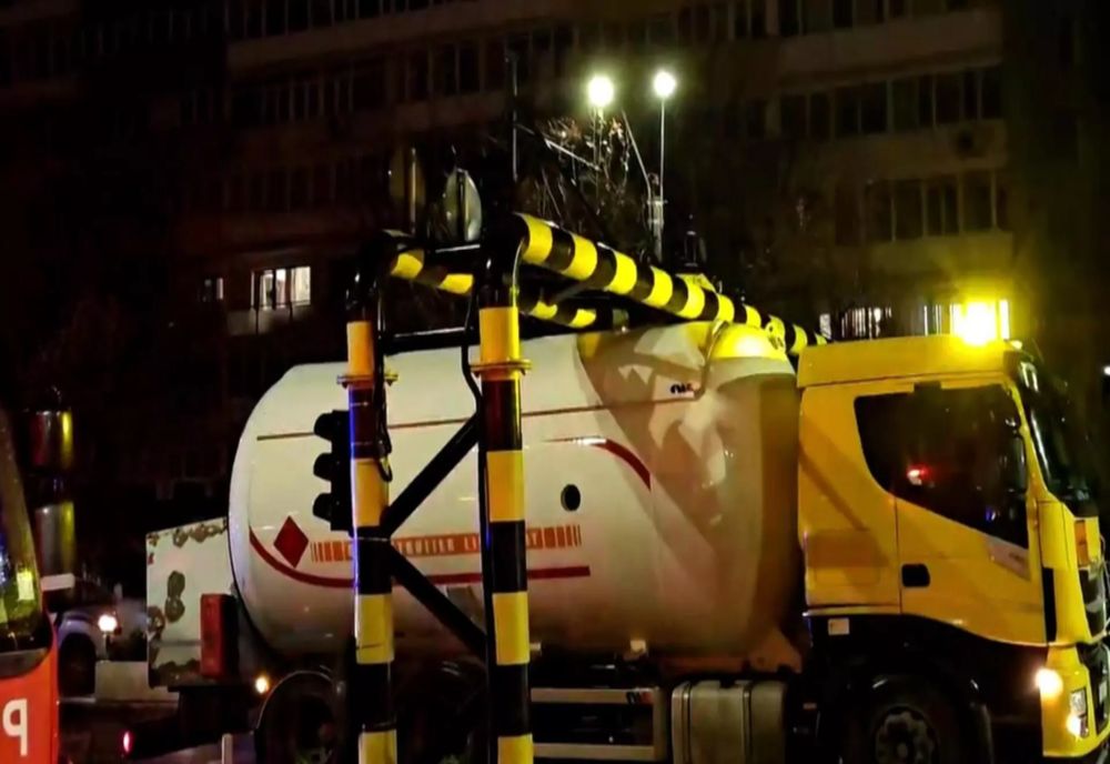 CISTERNĂ ÎNCĂRCATĂ CU GPL, RĂMASĂ BLOCATĂ ÎN PASAJUL UNIRII