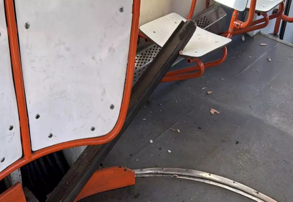 INCIDENT ȘOCANT PE LINIA TRAMVAIULUI 16. O BUCATĂ DE ȘINĂ A STRĂPUNS PODEAUA ȘI S-A OPRIT ÎNTR-UN SCAUN