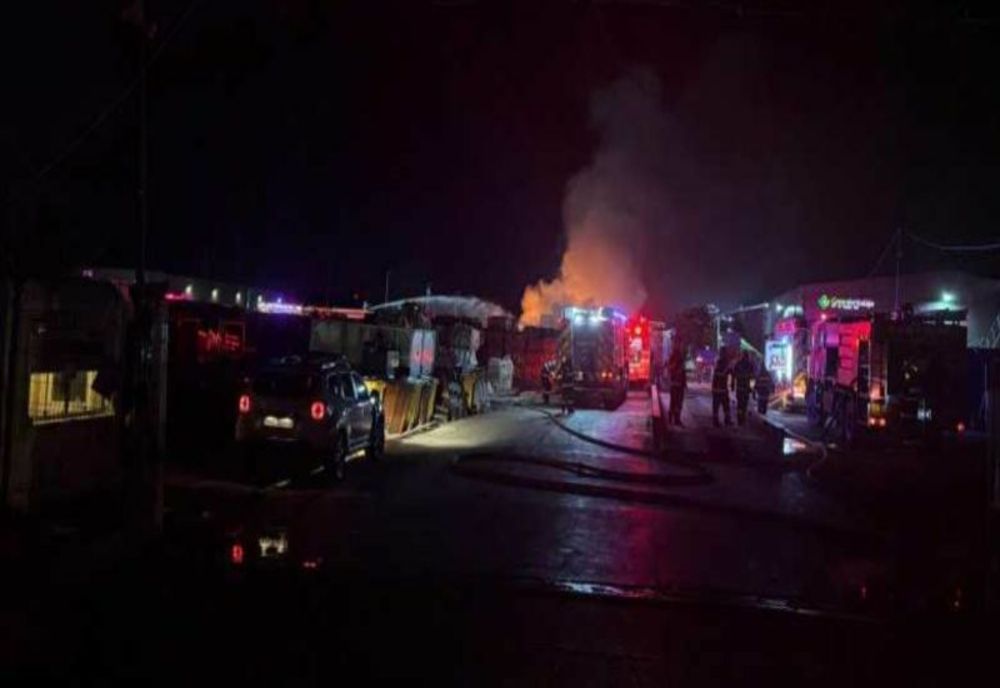 VIDEO ISUBIF: INCENDIU VIOLENT LA UN CENTRU DE RECICLARE ÎN ȘTEFĂNEȘTII DE JOS