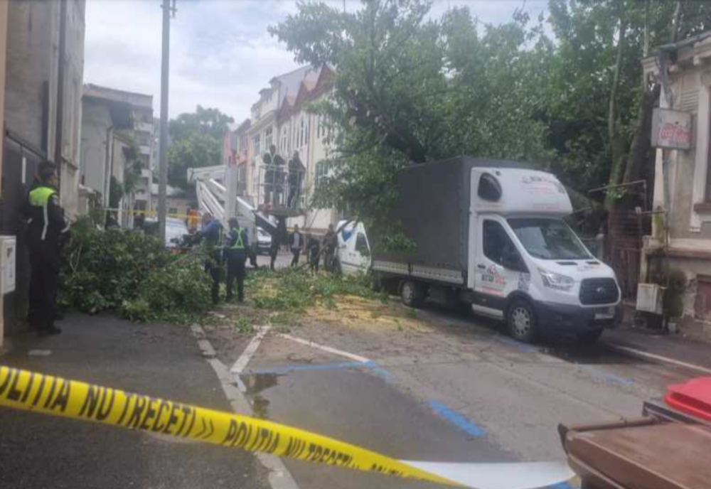 COPAC PRĂBUȘIT PESTE PATRU MAȘINI ȘI O CONDUCTĂ DE GAZE ÎN SECTORUL 1