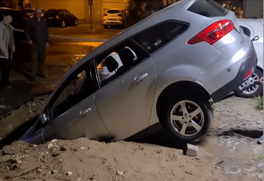 GROAPĂ URIAȘĂ PE BULEVARDUL BASARABIA: ASFALT SURPAT, O MAȘINĂ ÎNGHIȚITĂ ȘI ZONA INUNDATĂ