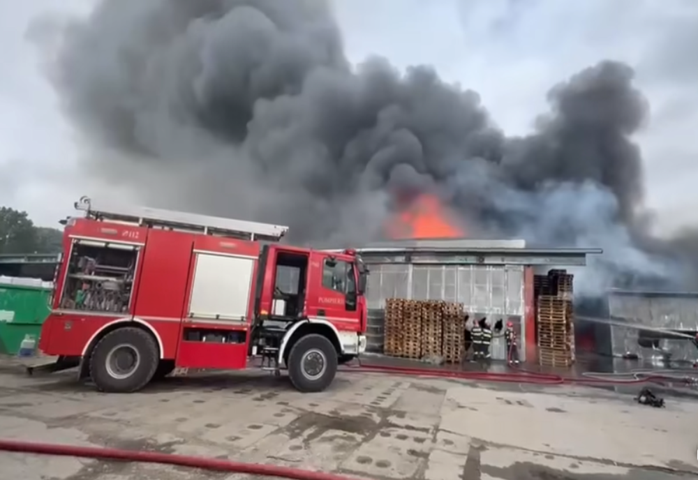 INCENDIUN ÎN ZONA GIULEȘTI DIN CAPITALĂ. ȘCOALĂ ÎNCHISĂ DIN CAUZA PERICOLULUI DE EXTINDERE A INCENDIULUI