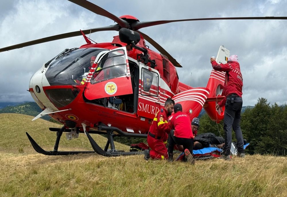 INCIDENT GRAV ÎN AZUGA. TÂNĂR DE 19 ANI ATACAT DE URS, DUPĂ CE A VRUT SĂ ÎL ÎNDEPĂRTEZE CU O PETARDĂ 