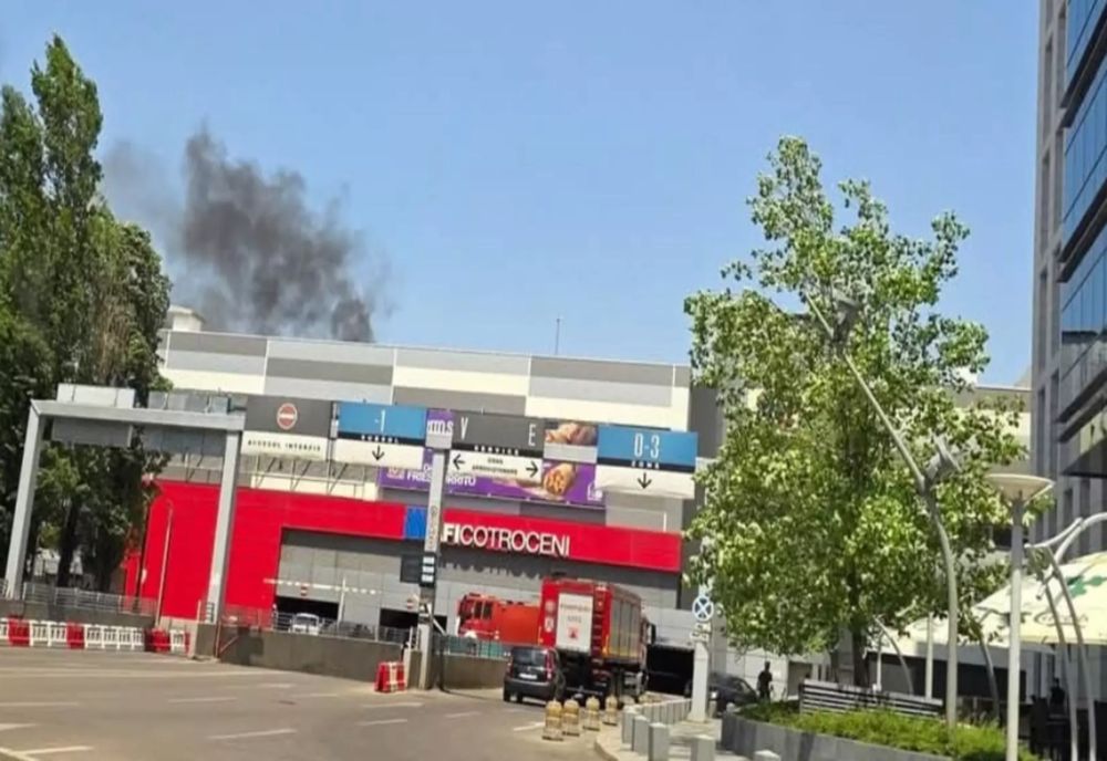 INCENDIU PUTERNIC PE TERASA MALL-ULUI AFI COTROCENI