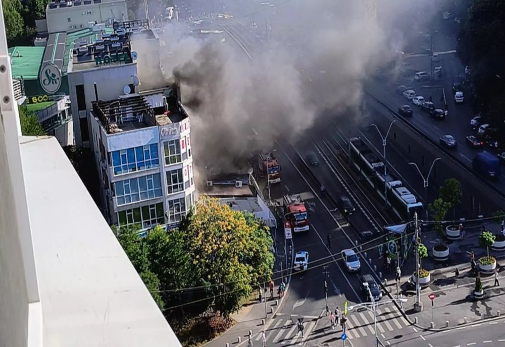 INCENDIU DE PROPORȚII PE ȘOSEAUA VIRTUȚII. 30 DE PERSOANE EVACUATE