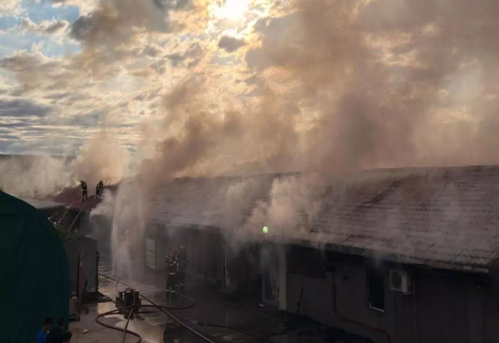 INCENDIU VIOLENT, LÂNGĂ BUCUREȘTI. UN DEPOZIT DIN BUFTEA, ÎN FLĂCĂRI