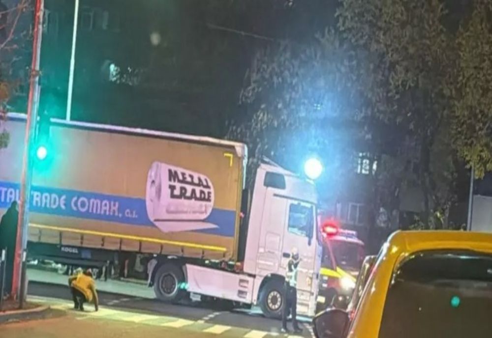ACCIDENT DEOSEBIT DE GRAV ÎN SECTORUL 6 AL CAPITALEI. UN PIETON A FOST LOVIT MORTAL DE UN TIR