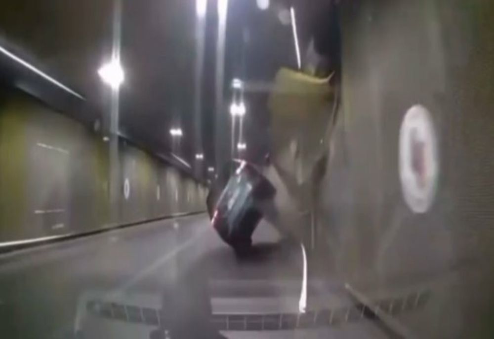 Un autoturism a lovit peretele despărţitor al Pasajului Unirii