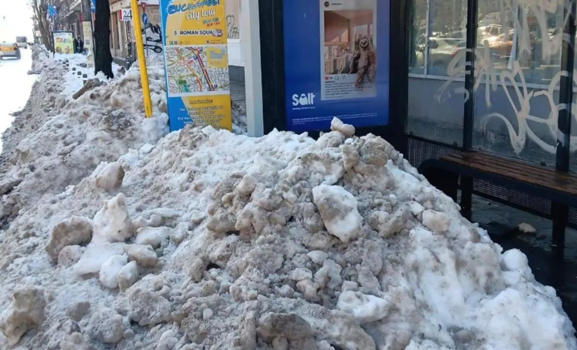 Munți de zăpadă pe trotuarele din Capitală. Indiferență maximă din partea autorităților