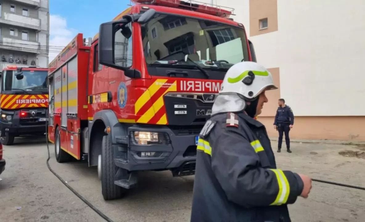 Incendiu la un imobil aflat în construcție în Tunari: flăcările au cuprins materialele de construcție