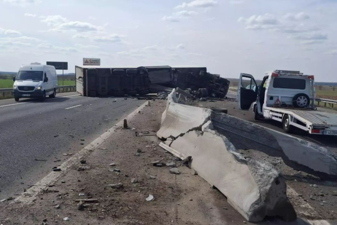 Accident grav cu un TIR răsturnat pe A3 București – Ploiești, la km 35. Trafic restricționat pe ambele sensuri - FOTO