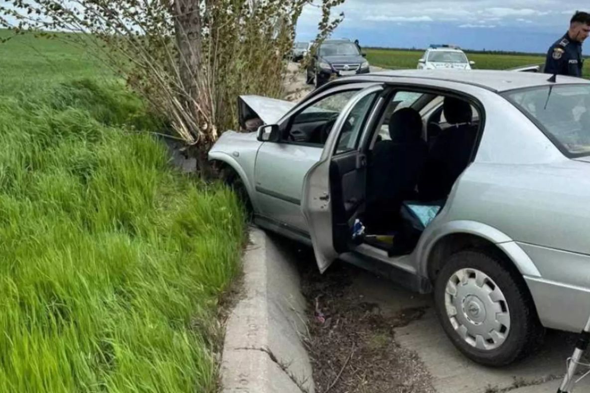 Un mort și doi răniți într-un accident în județul Buzău: mașina în care se aflau a intrat într-un copac