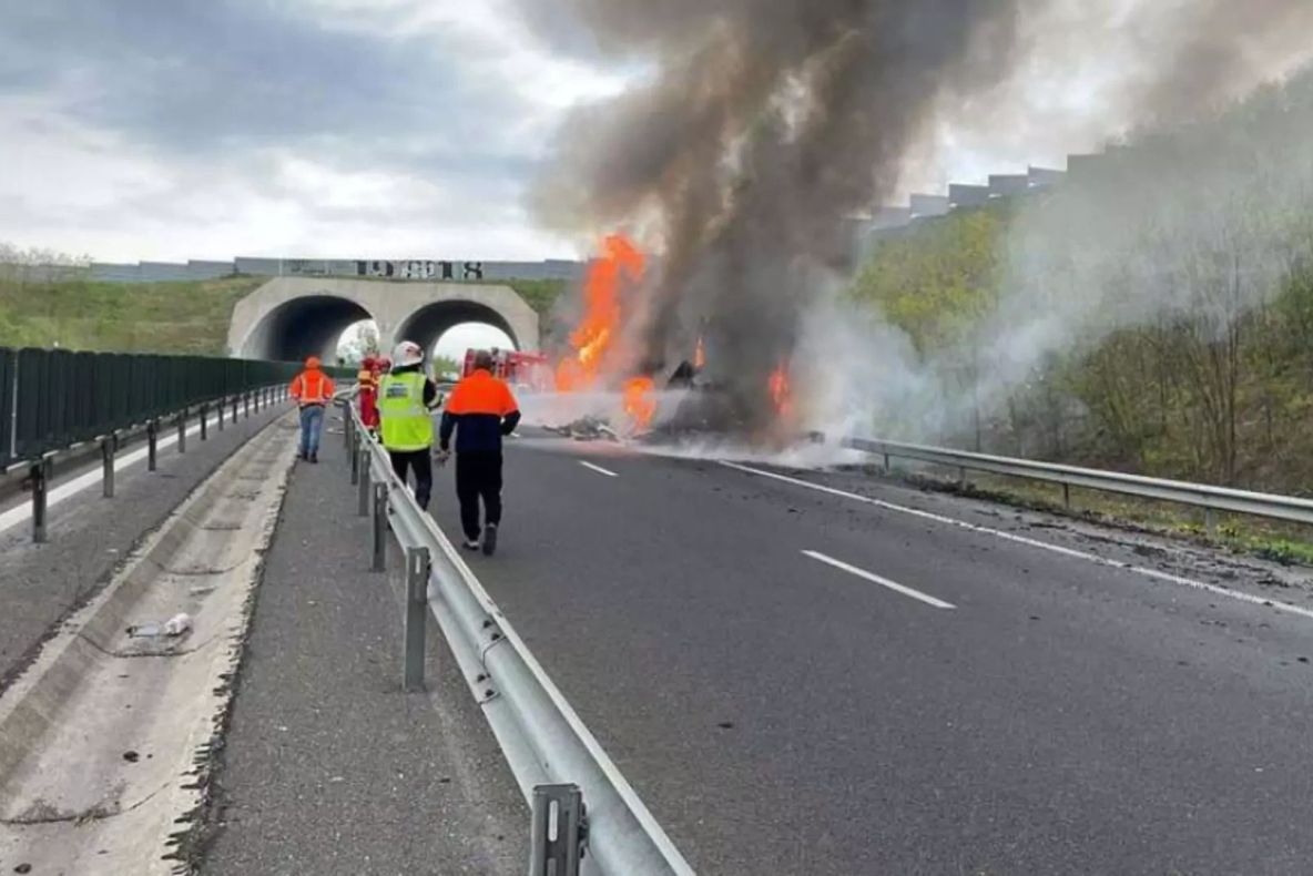 Incendiu pe autostrada A1, în Hunedoara: camion încărcat cu fructe, mistuit de flăcări